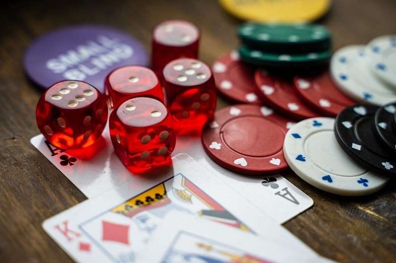 Người chơi có thể sử dụng muối, lá bưởi hoặc hoa tươi để giải đen cờ bạc